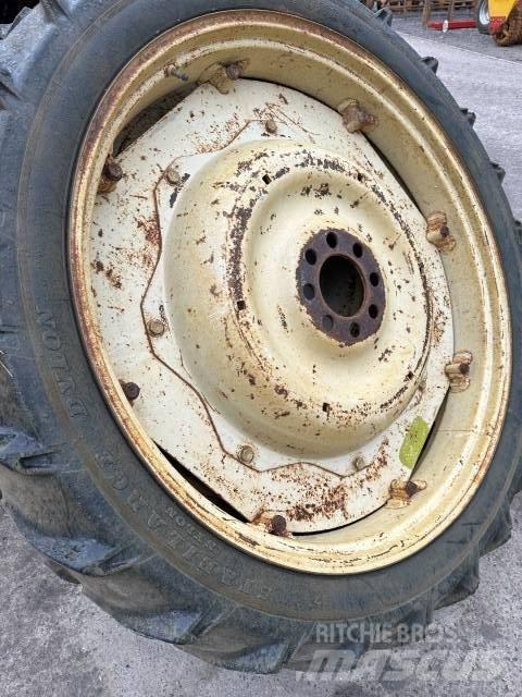 Dunlop 9.5R44 Dekk, hjul og felger