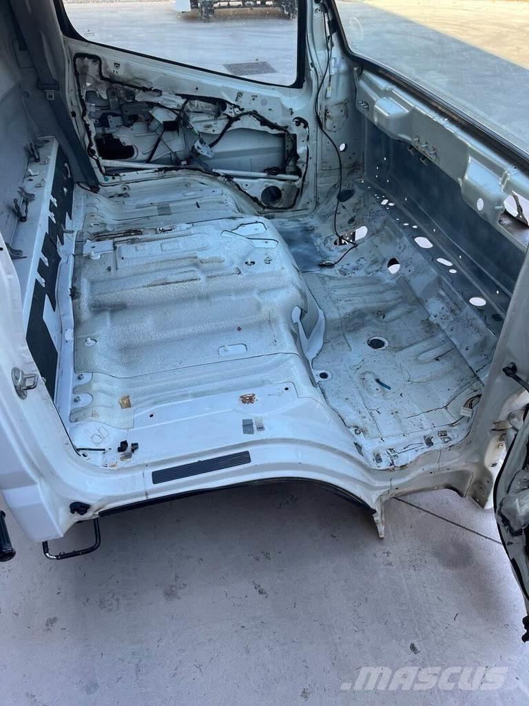 Mitsubishi S MODEL Førerhus og Interiør