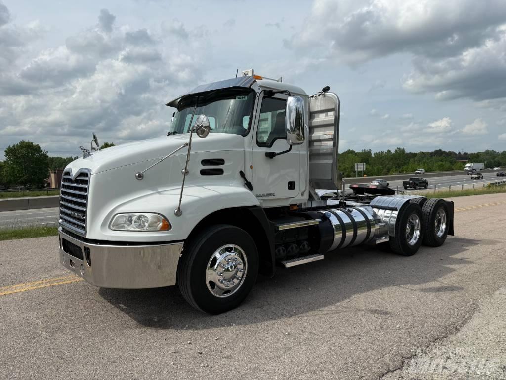 Mack CXU 613 Trekkvogner