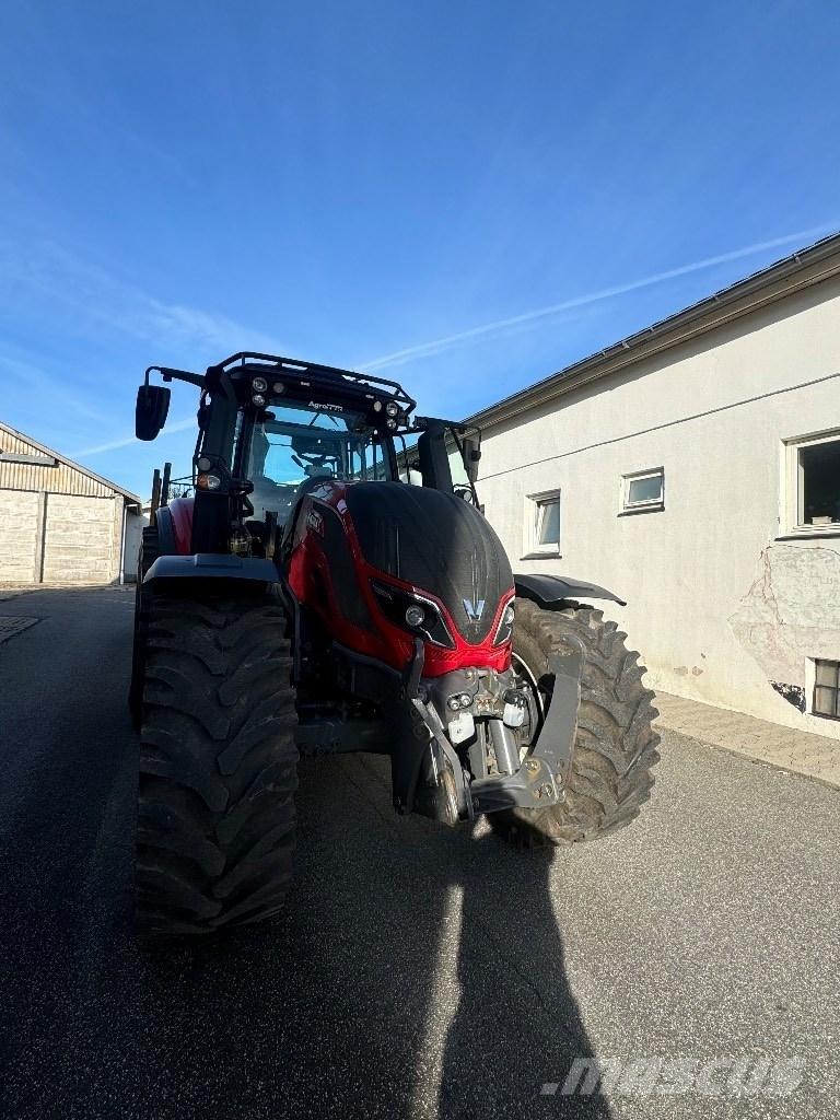 Valtra T 214 D Traktor med skogsutstyr