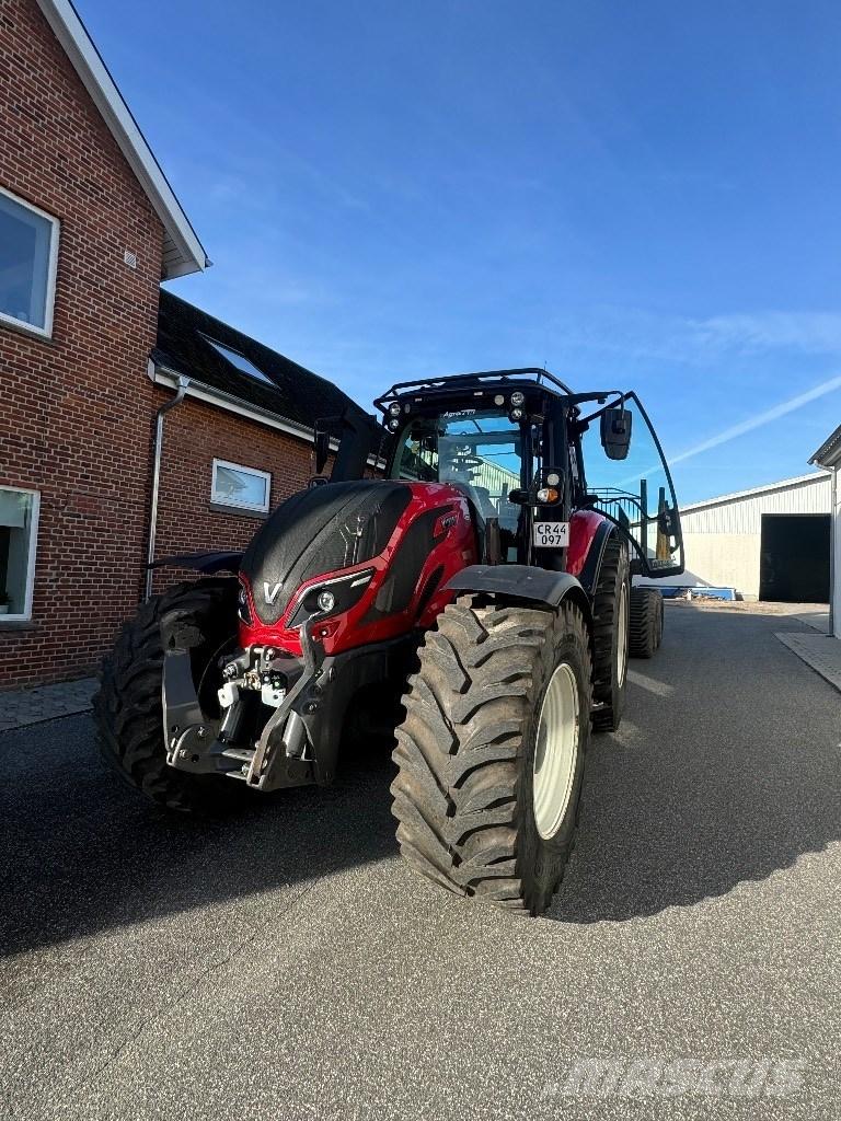 Valtra T 214 D Traktor med skogsutstyr