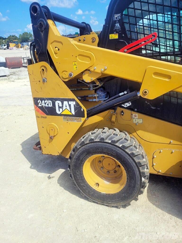 CAT 242 D Kompaktlastere