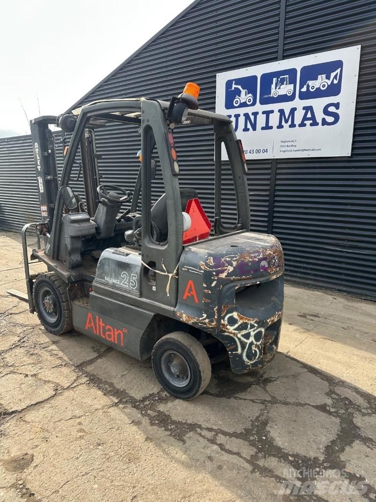 Nissan FD25 Diesel Trucker