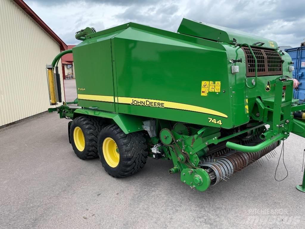 John Deere 744 H Rundballepresser