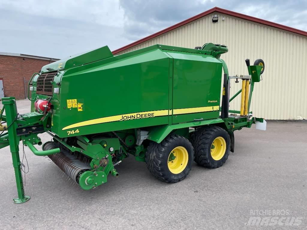 John Deere 744 H Rundballepresser