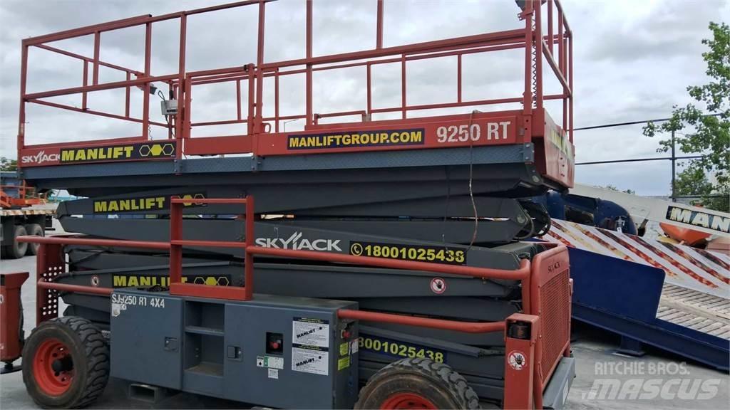 SkyJack 9250RT Sakselifter