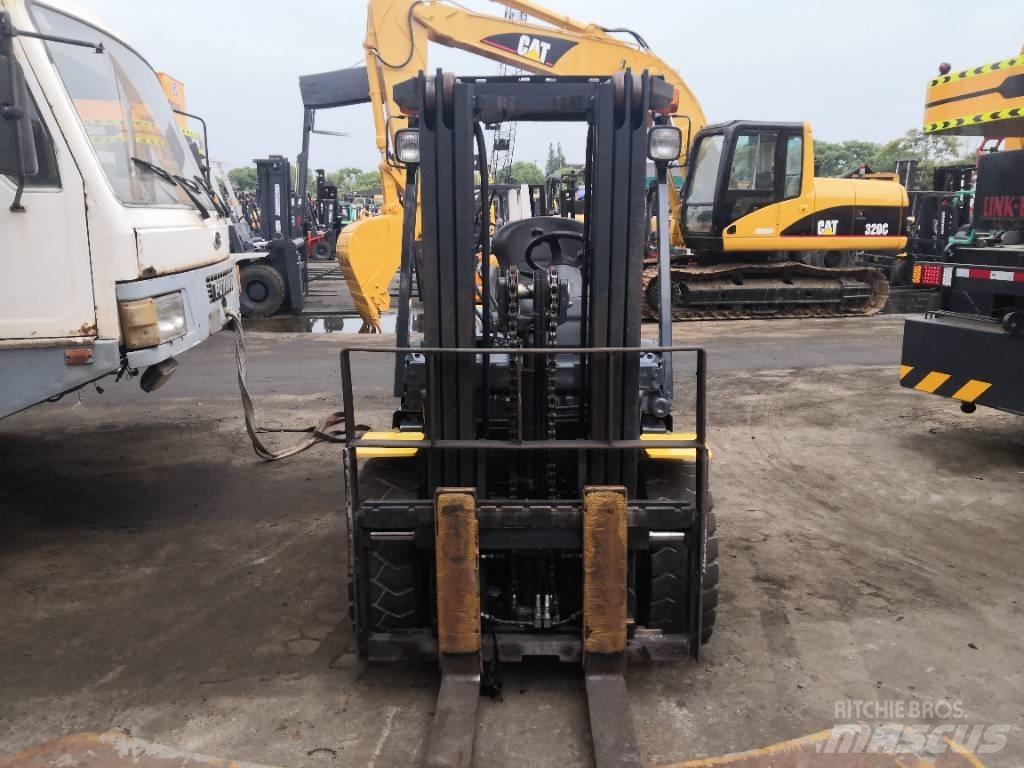 Komatsu 30 Diesel Trucker