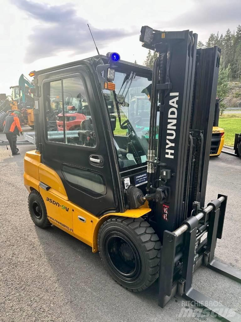 Hyundai 35DN-9V Diesel Trucker