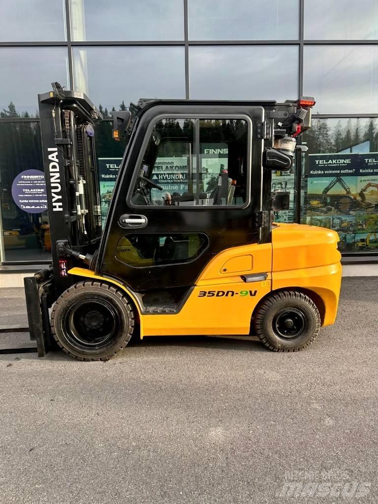 Hyundai 35DN-9V Diesel Trucker