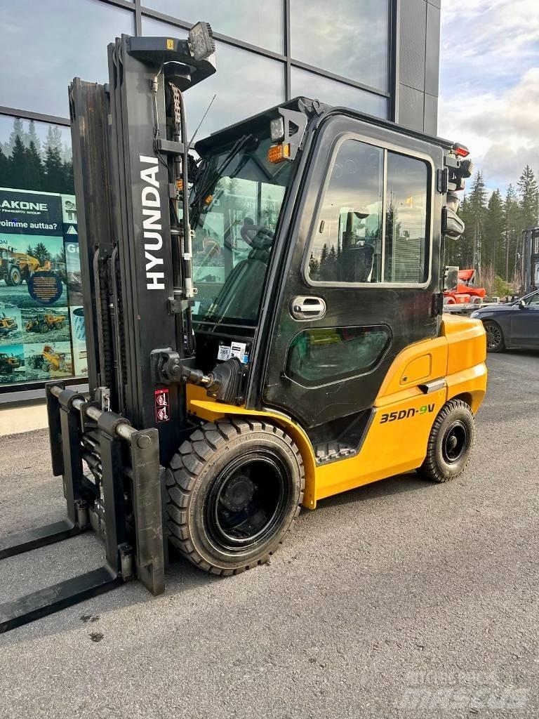 Hyundai 35DN-9V Diesel Trucker
