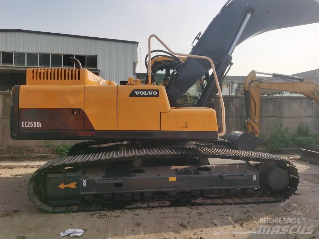 Volvo EC 250 D L Beltegraver