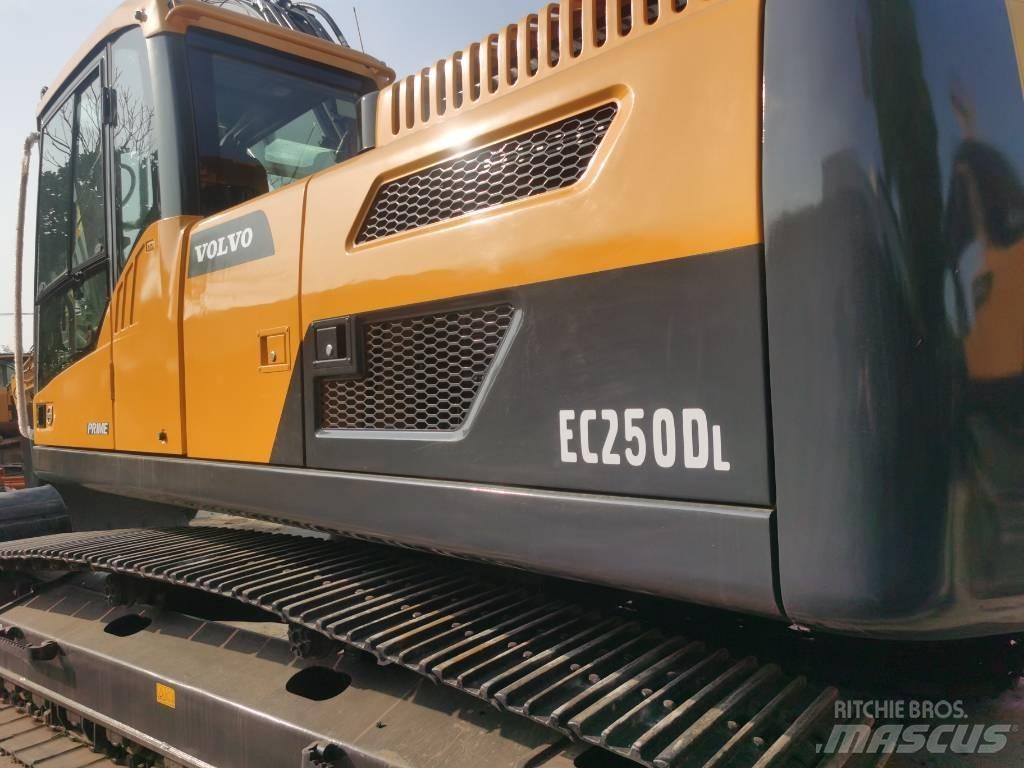 Volvo EC 250 D L Beltegraver