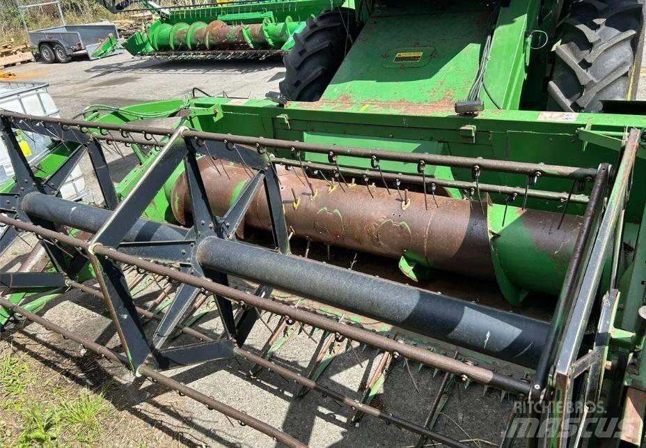 John Deere 1055 Skurtreskere