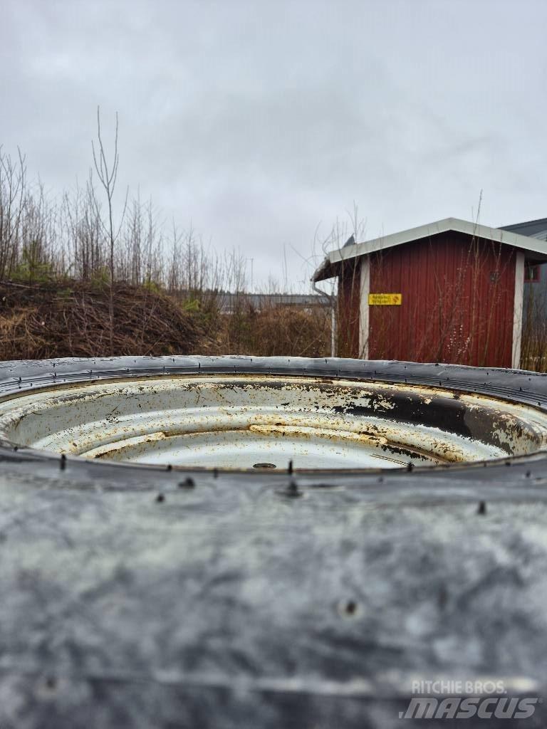 Dunlop 365/80R20 Dekk, hjul og felger
