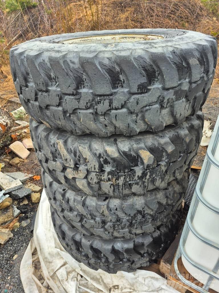 Dunlop 365/80R20 Dekk, hjul og felger