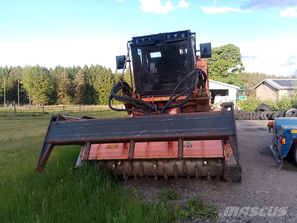 Prime Tech P 475 Traktor med skogsutstyr