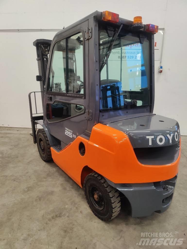 Toyota 02-8 FDF25 Diesel Trucker