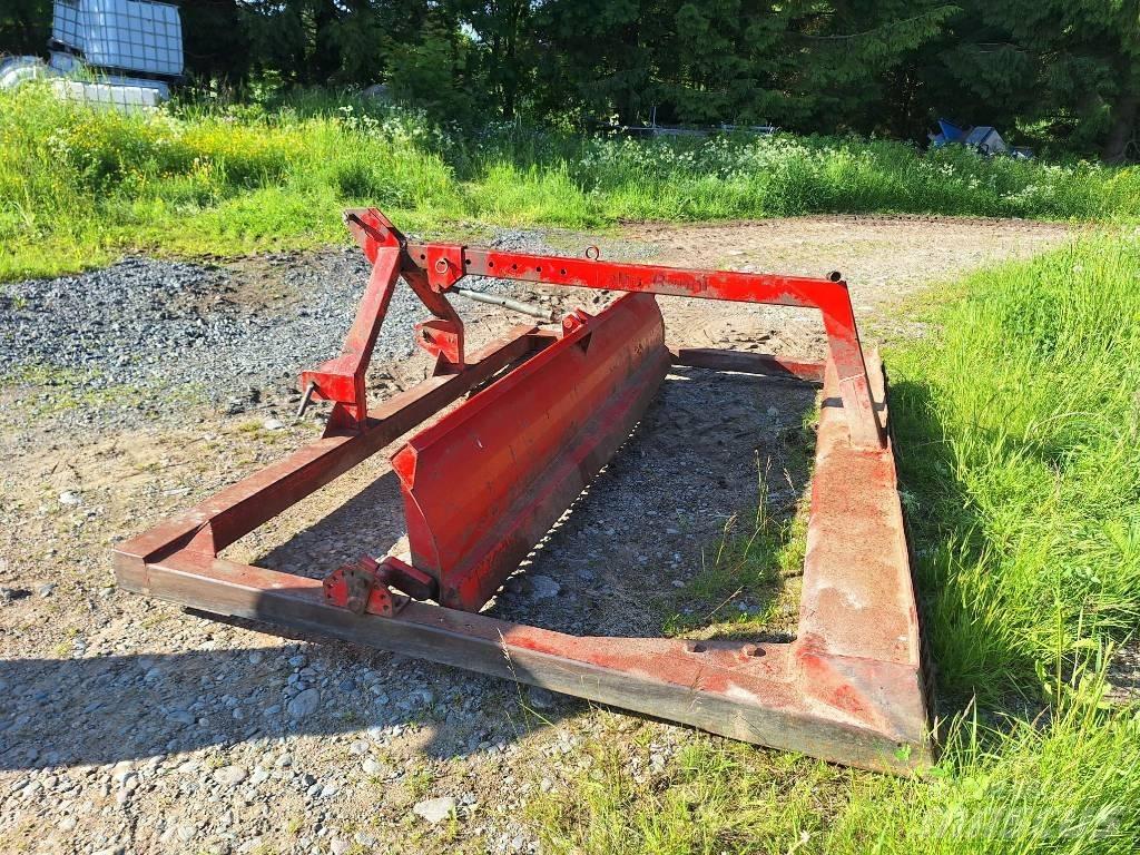 Runni Peltolana 300 Veiskraper