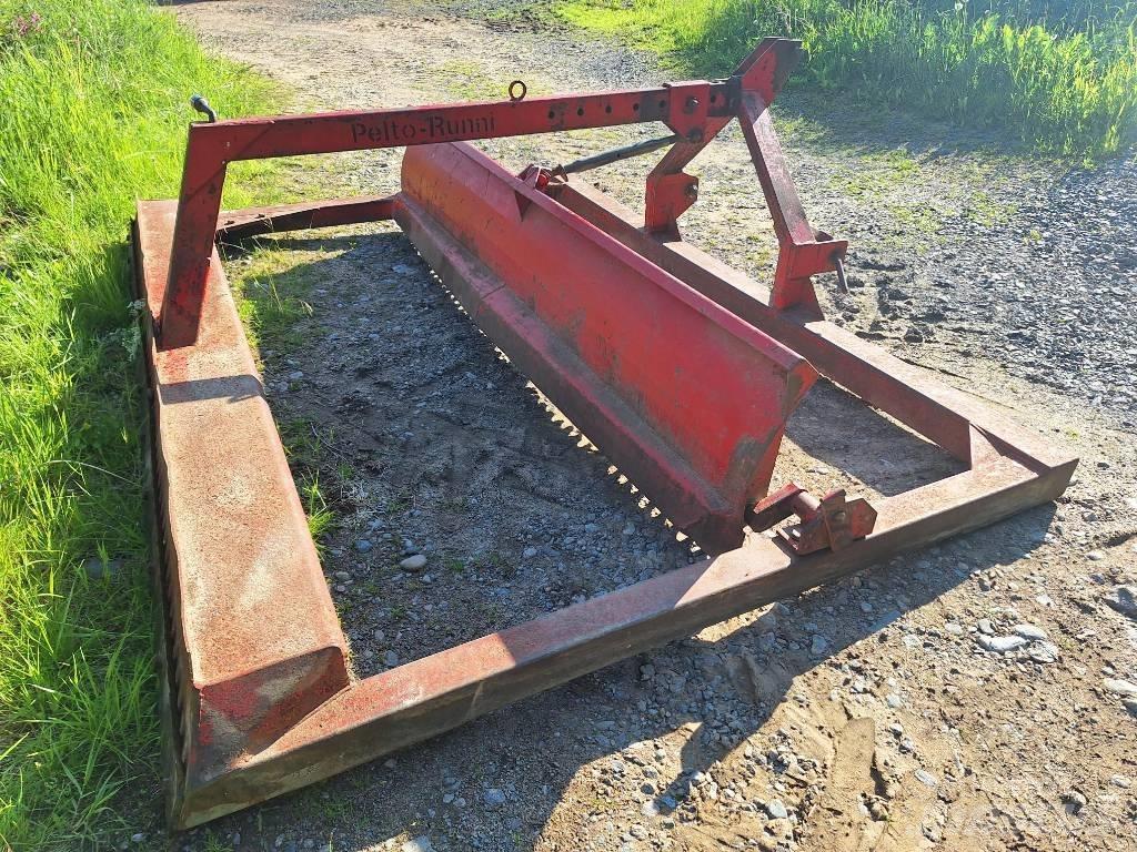 Runni Peltolana 300 Veiskraper