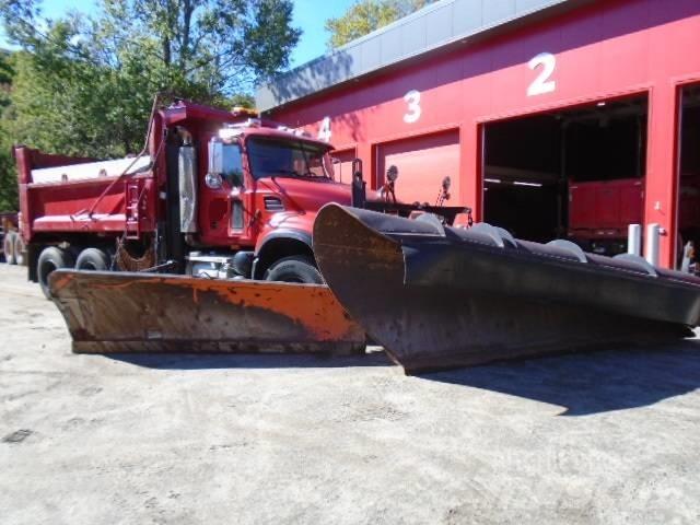 Mack CV 713 Snøploger- og skjær