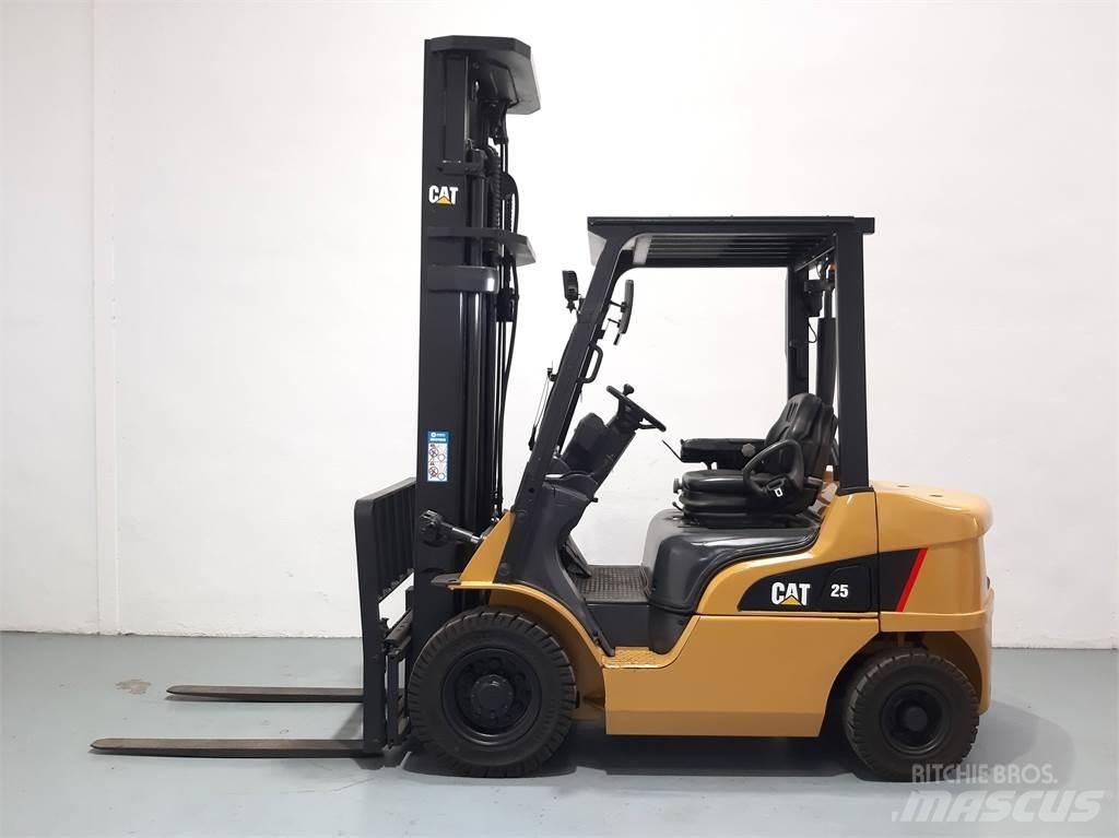 CAT DP25NT Diesel Trucker