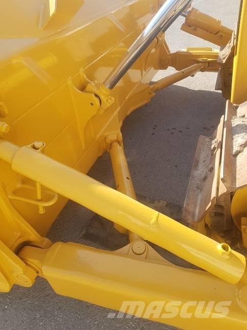 Komatsu D65EX-15 Dozere Beltegående