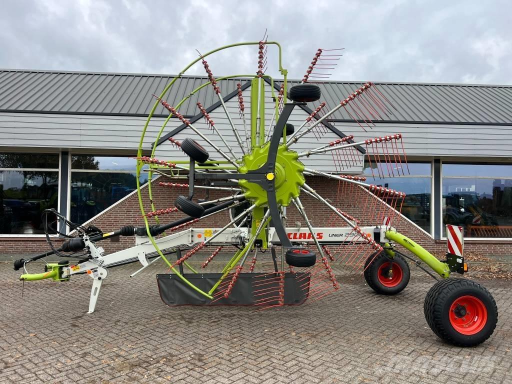 CLAAS Liner 2900 Svanser