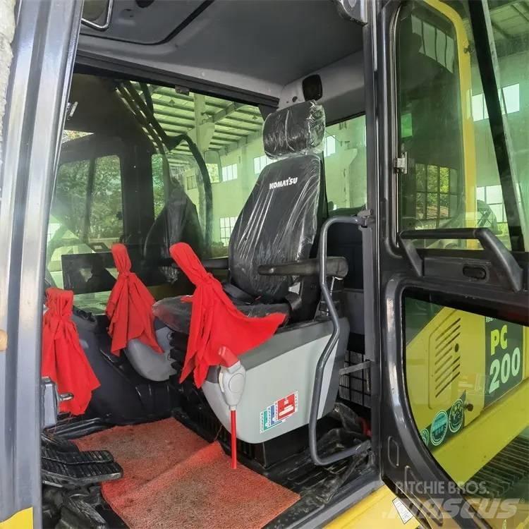Komatsu PC200-8 Beltegraver