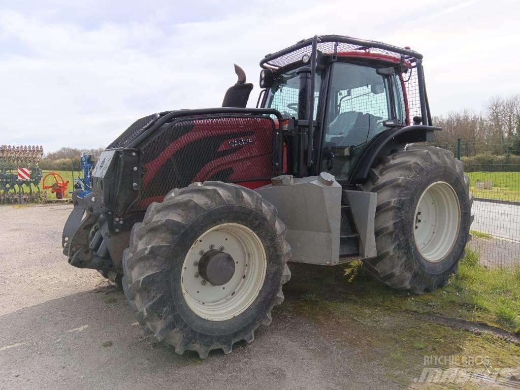 Valtra T 234 Direct Traktor med skogsutstyr