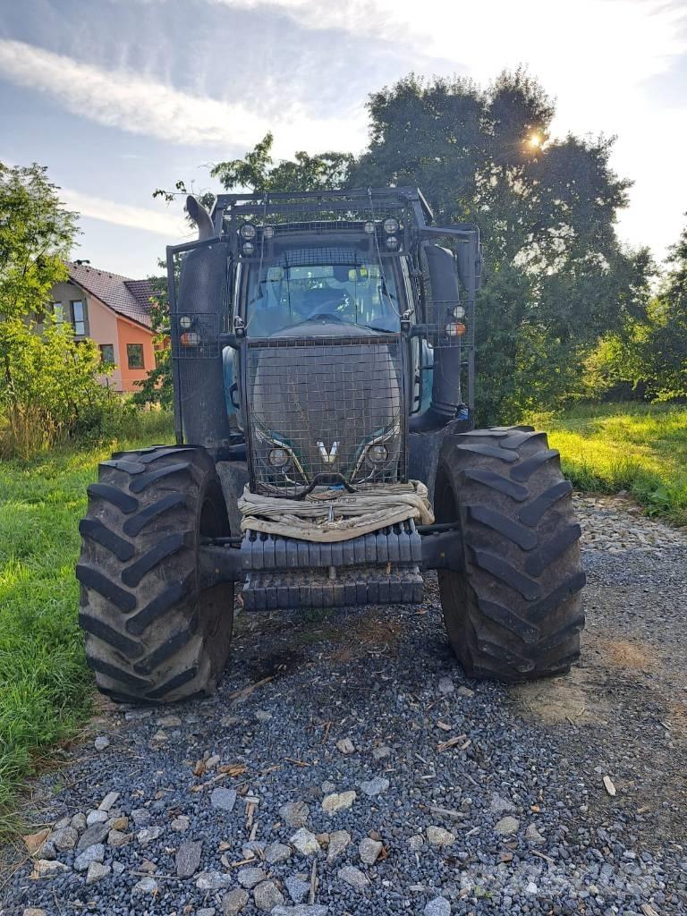 Valtra T 234 Direct Traktor med skogsutstyr