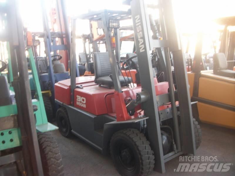 Nissan UGJ02M30 Propan trucker