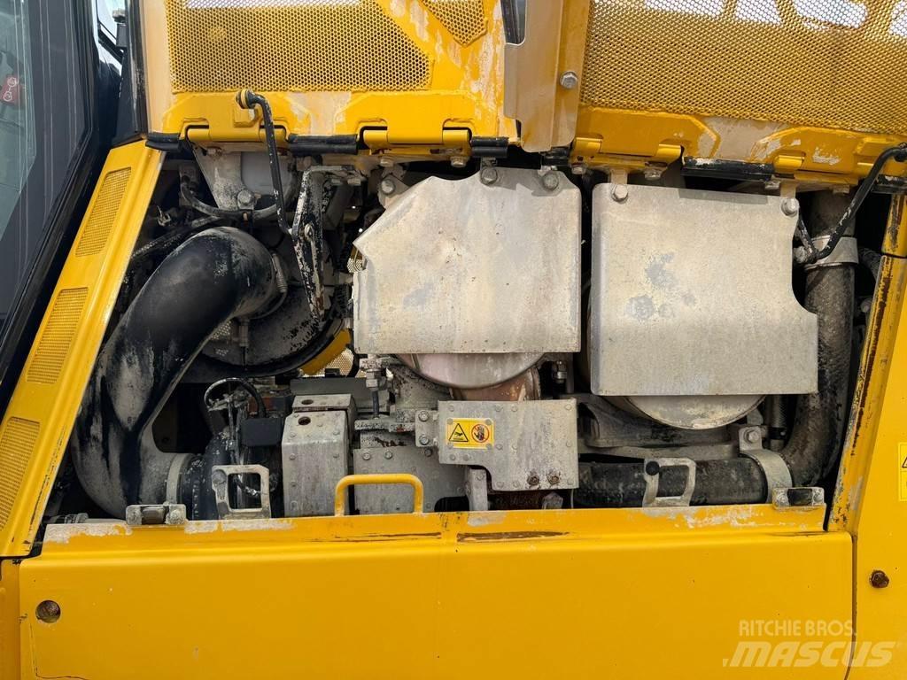 Komatsu D65PXi-18 Dozere Beltegående