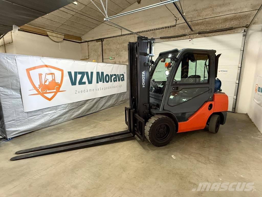 Toyota 02-8 FGJF 35 Propan trucker