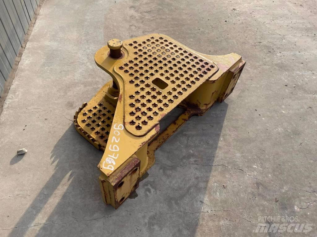 CAT D4G Zugtraverse Rippere