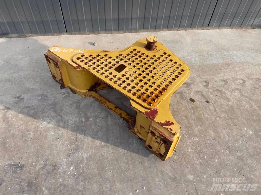 CAT D4G Zugtraverse Rippere