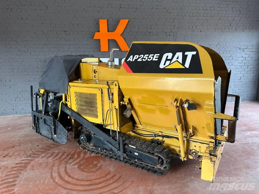 CAT AP 255 E Asfaltutleggere