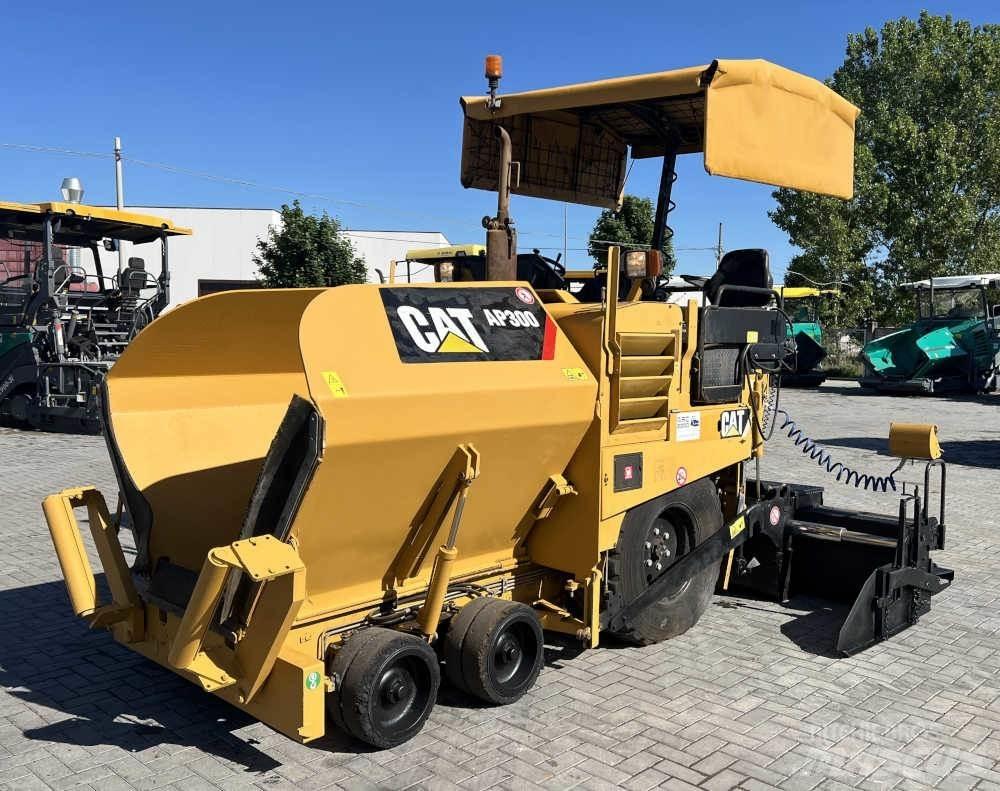 CAT AP 300 Asfaltutleggere