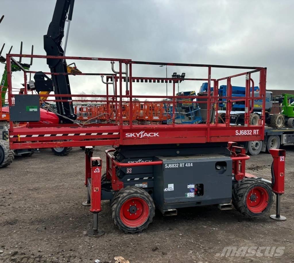 SkyJack SJ 6832 RT Sakselifter