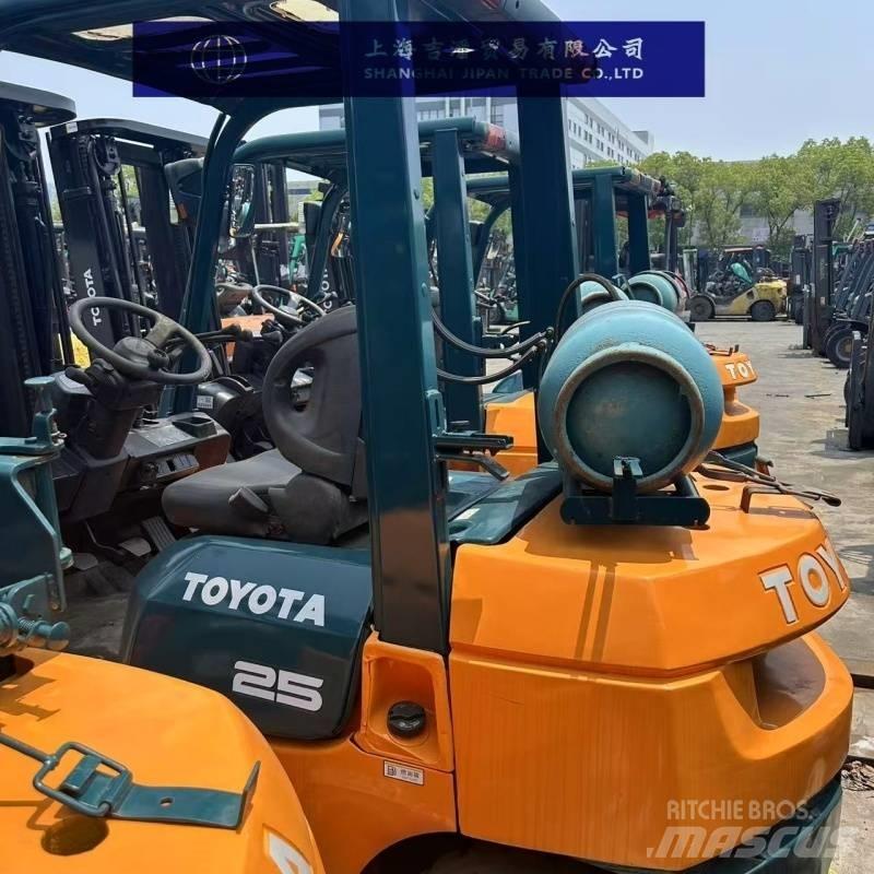 Toyota 25 Diesel Trucker