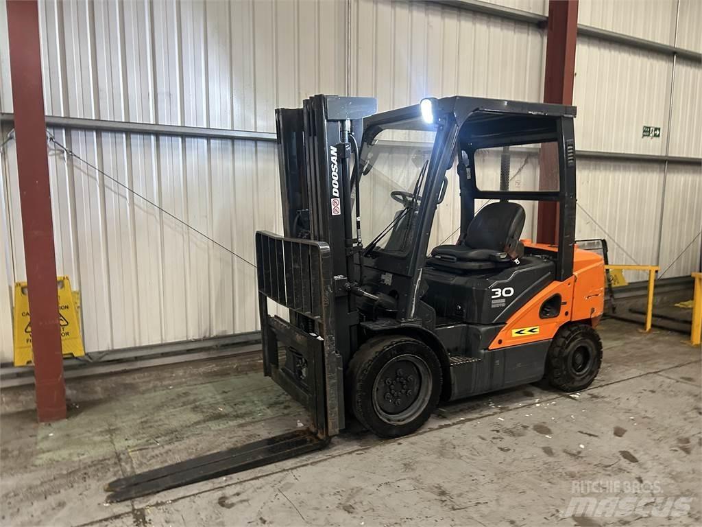Doosan D30S-5 Diesel Trucker
