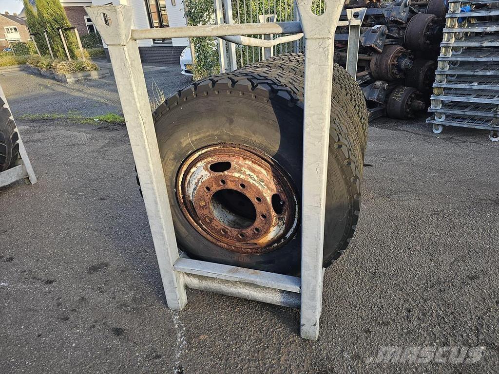  Several 1000 X 20 Containerhengere