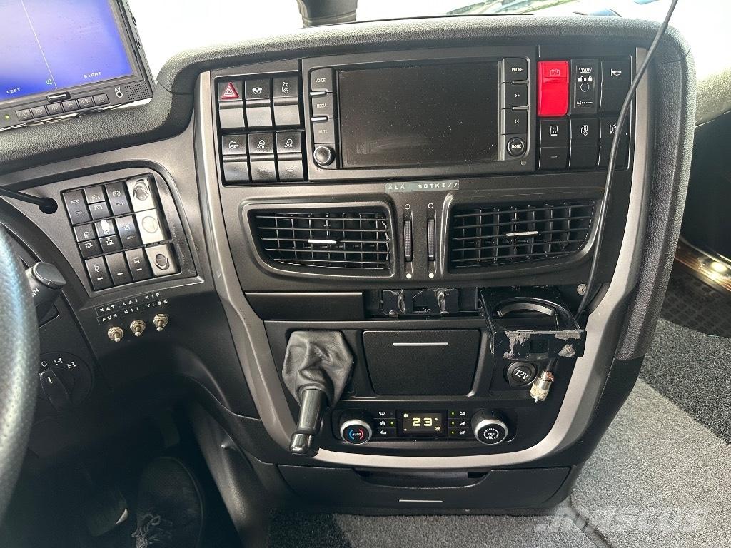 Iveco Stralis 8x4*4 Krokbil