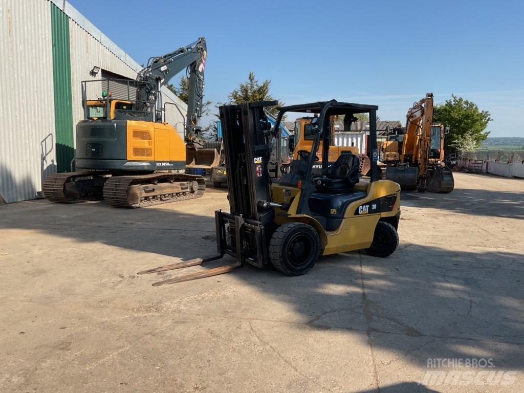 CAT DP30NT Diesel Trucker