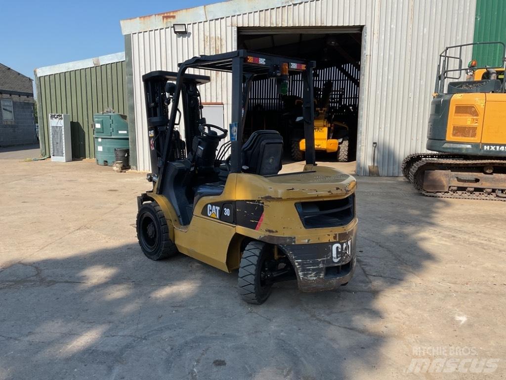 CAT DP30NT Diesel Trucker