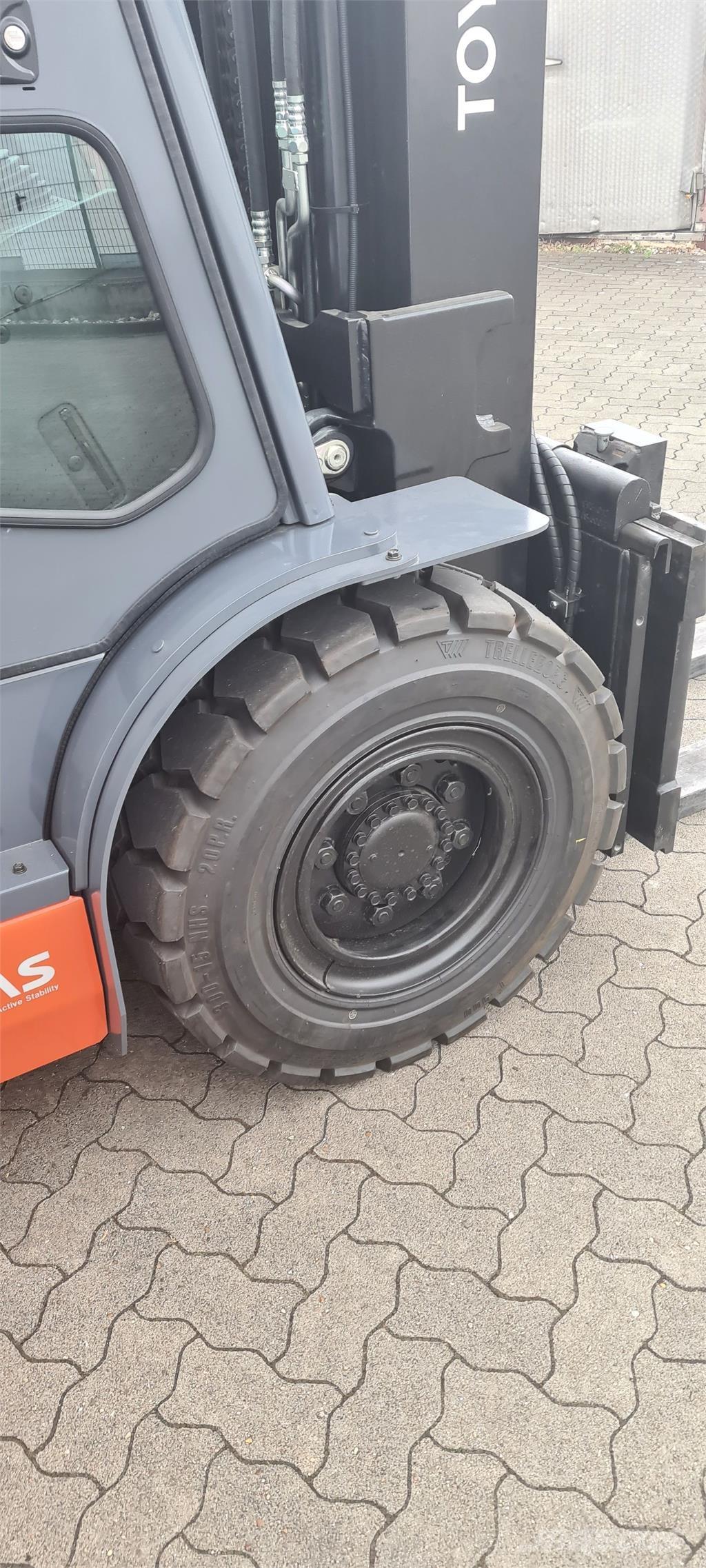 Toyota 40-8FD50N Diesel Trucker