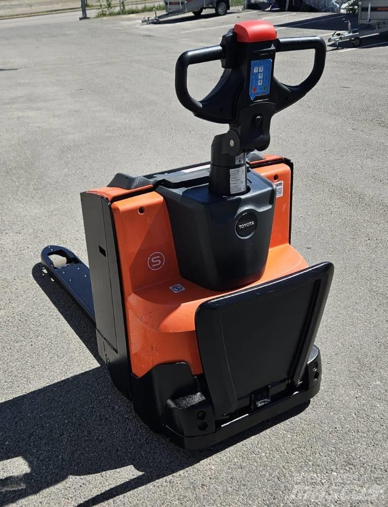Toyota LWE 200 Lavtløftende truck med platform