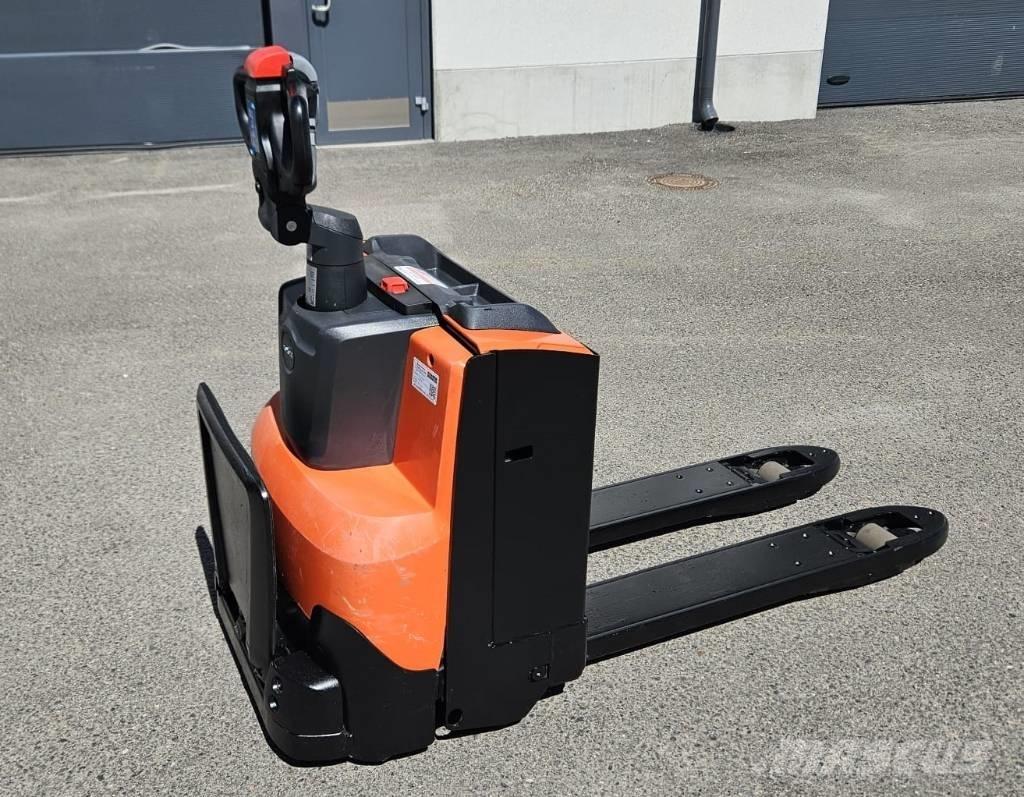 Toyota LWE 200 (myyty) Lavtløftende truck med platform