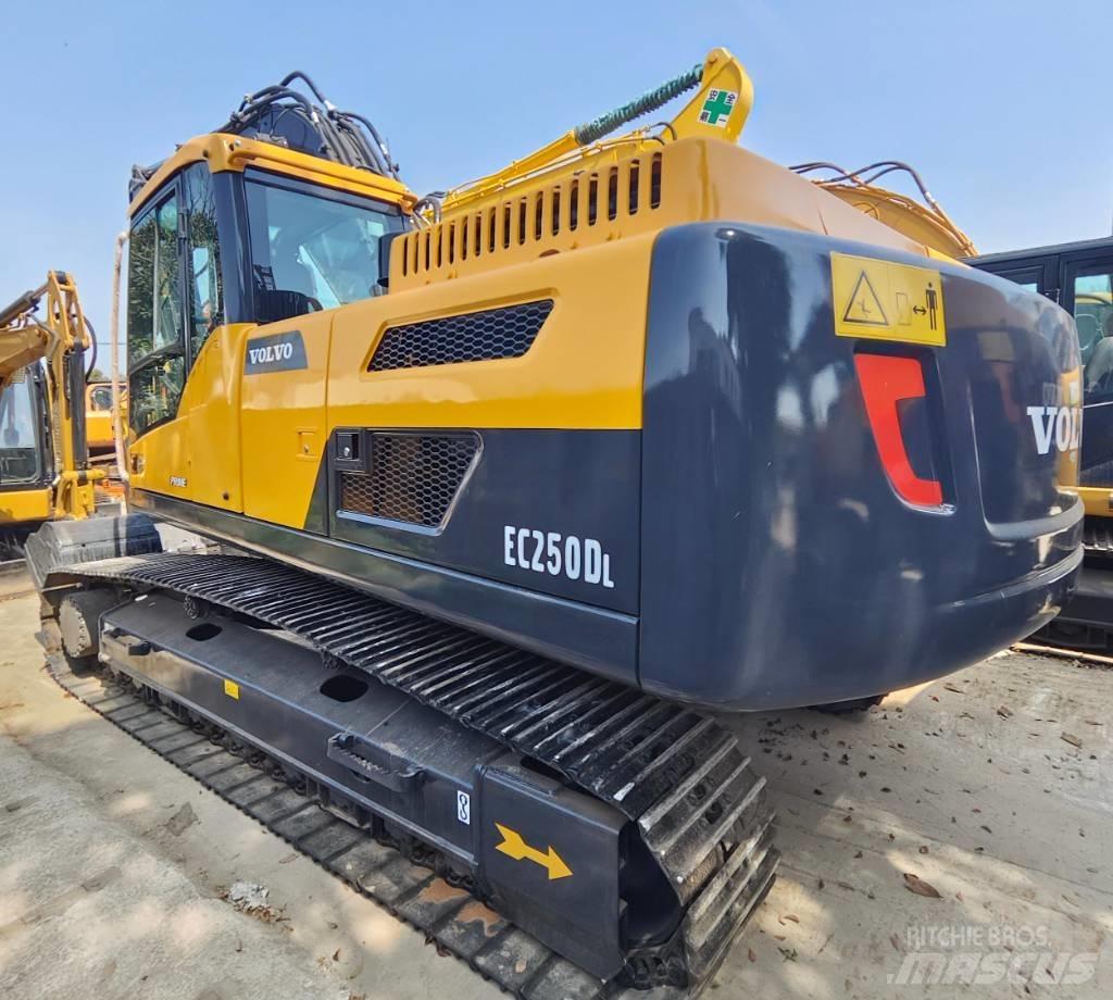 Volvo EC 250 D L Beltegraver