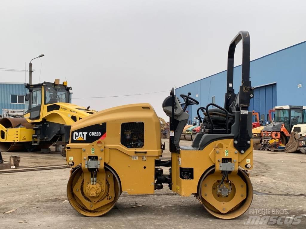 CAT CB 22B Tandem Valser