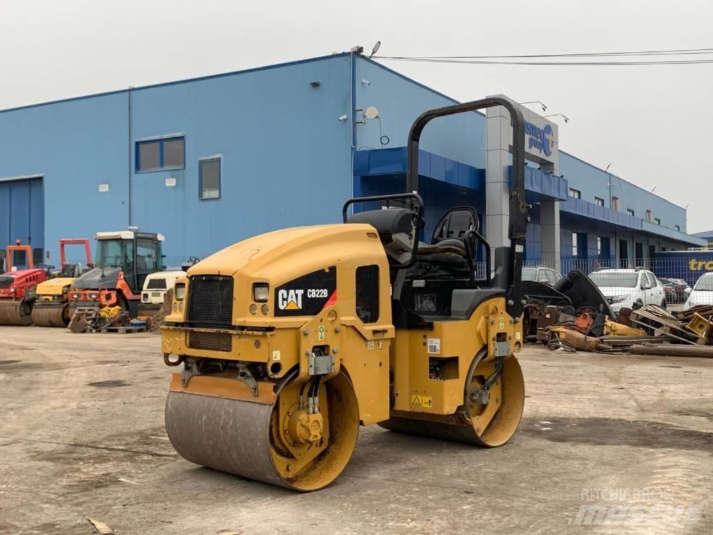 CAT CB 22B Tandem Valser